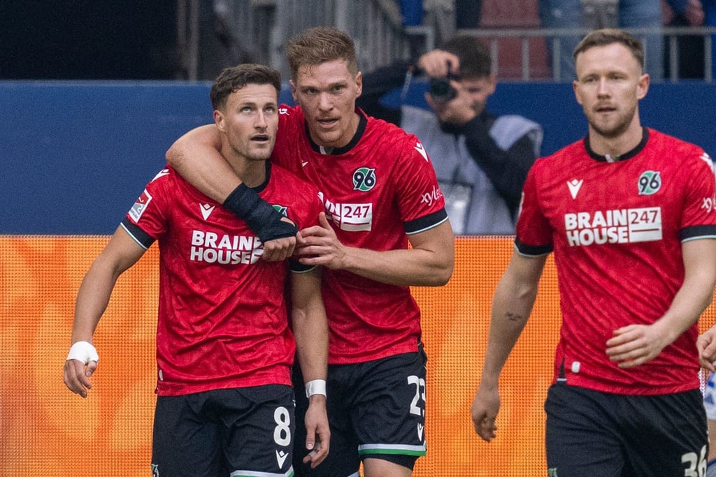 Hannovers Enzo Leopold (l-r) jubelt nach seinem Tor zum 1:1 mit Hannovers Marcel Halstenberg und Hannovers Cedric Teuchert.