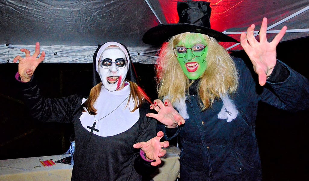 Verrückte Halloween-Süßigkeiten boten als gruseligen Nonne Verane Schellhase und als Hexe Melanie Grzywotz an. Gexext wurde auch.