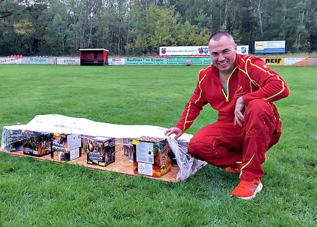 Feuerwerk-Event auf Loksportplatz: Pyrotechniker Christian Rosenberg hat alles aufgebaut und schützt die Batterien mit Folie, weil es leicht regnet