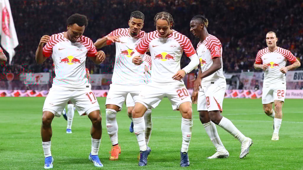 Leipziger Tor-Tanz-Ensemble: Openda und Xavi in der ersten Reihe. 