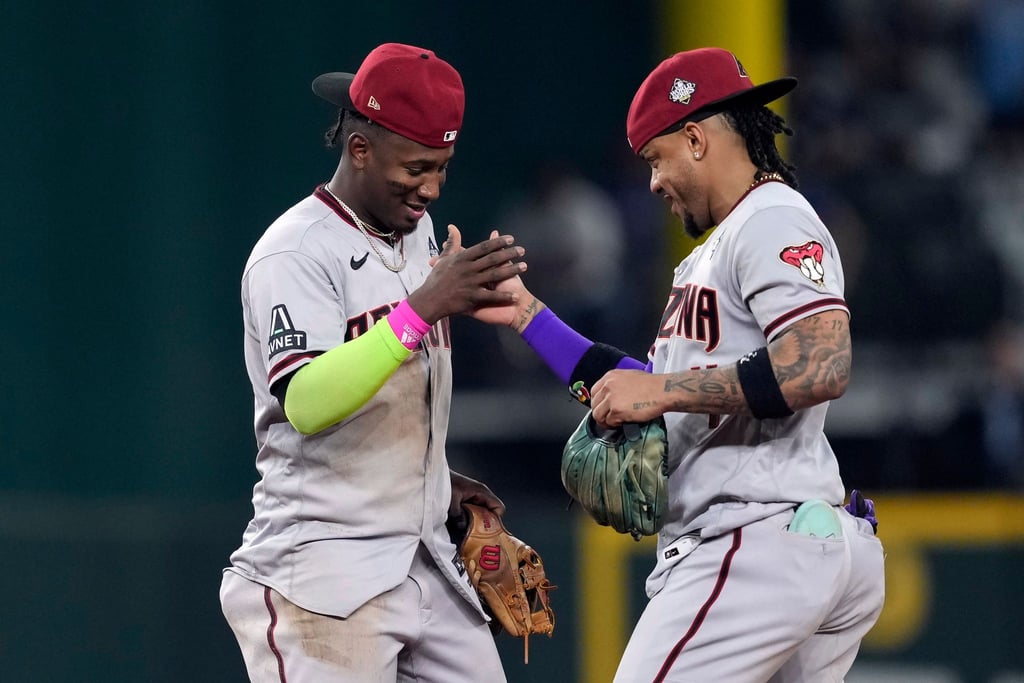 Geraldo Perdomo (l) und Ketel Marte hatten nach dem Spiel gegen Texas zu feiern.