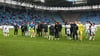 Die Spieler des 1. FC Magdeburg stellen sich enttäuscht ihren Fans nach der Heimniederlage gegen SV Elversberg.