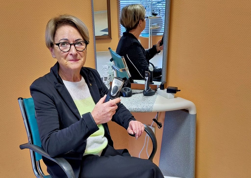 Noch einmal macht es sich Ruheständlerin Karin Lipinski auf einem Friseurstuhl in ihrem einstigen Salon in der Havelberger Lindenstraße bequem.