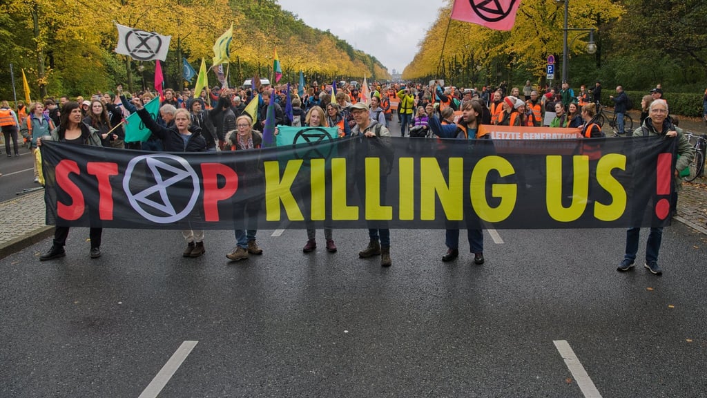 Protest Aktivisten kleben sich bei Klimademo auf Straße fest