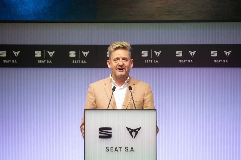 Der Vorstandsvorsitzende von Seat und Cupra, Wayne Griffiths, hält eine Rede.