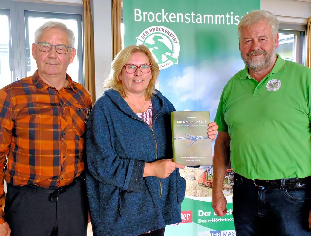 Die Autorin Ines Godazgar mit zwei Protagonisten ihres Buches „Grenzschicksale. Als das grüne Band noch grau war": Lothar Engler aus Lochtum (links) und Andreas Weihe aus Abbenrode (rechts).
