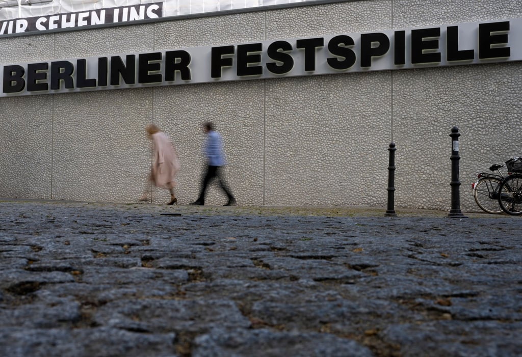 Zwei Besucher gehen am Haus der Berliner Festspiele vorbei.