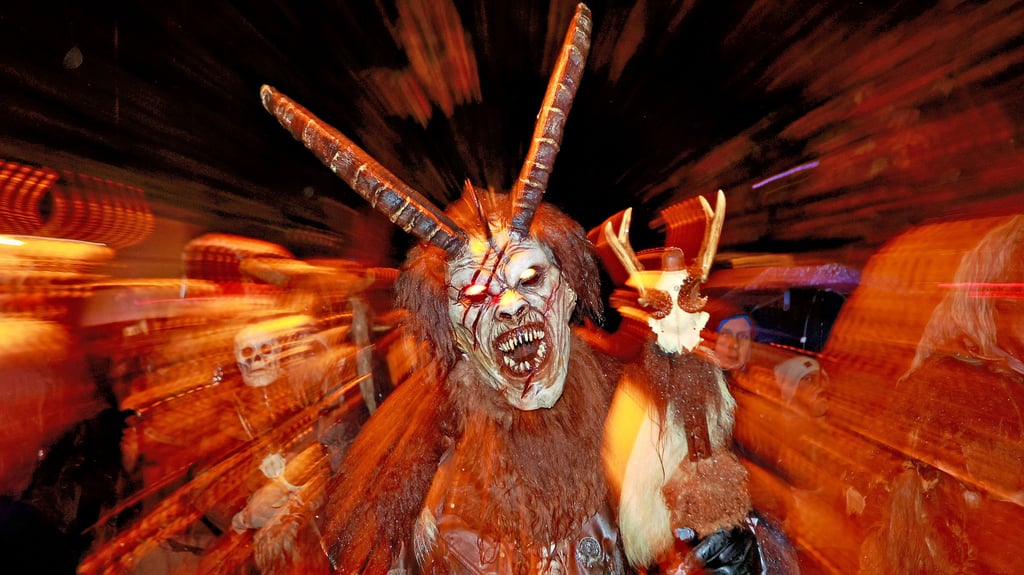 Wenn die Fabelwesen der Schattenwelt Südharz unterwegs sind, gruseln sich nicht nur Kinder. Als Monster kostümiert, bringen die Darsteller den richtigen Kick nach Thale – wie hier beim Gruselumzug am Sonnabendabend. 