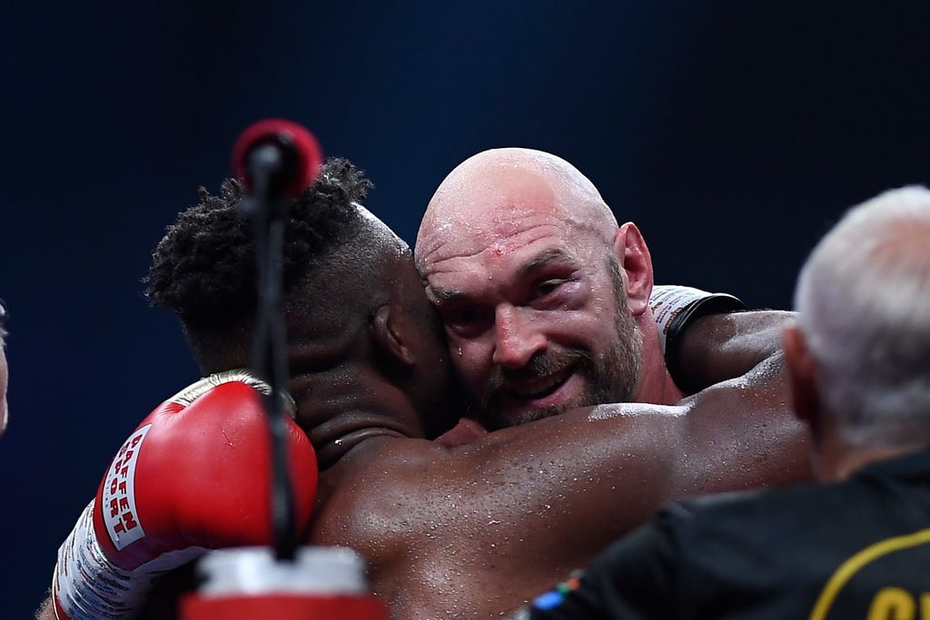 Das geplante Duell von Tyson Fury (r) und Alexander Usyk wird wohl verschoben.