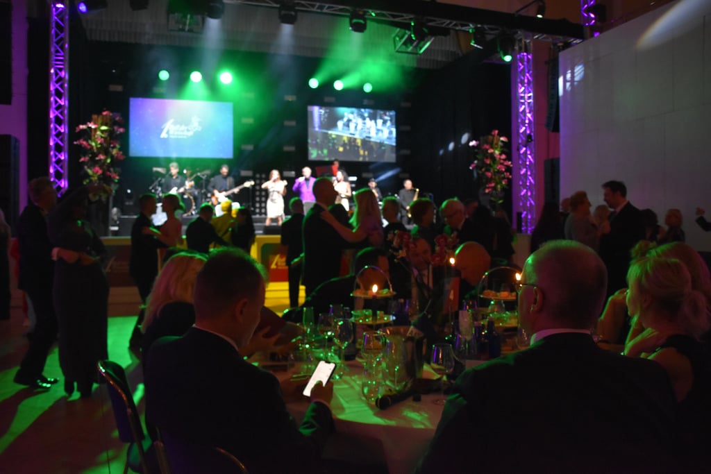 Zur Live-Musik der „Pallas Show Band“ tanzten die Gäste beim ersten Ball der Wirtschaft im Dormero bis in den Morgen.