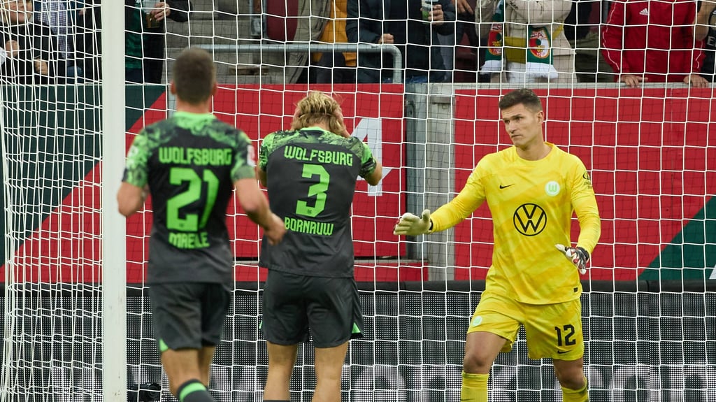 Wolfsburgs Sebastiaan Bornauw unterlief gegen den FC Augsburg ein Eigentor.