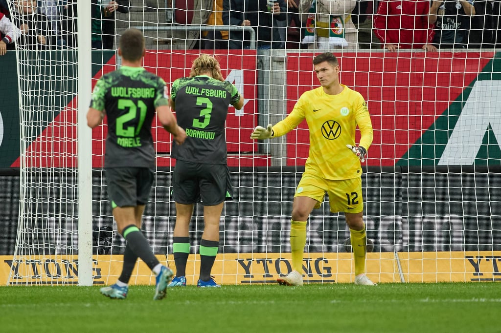 Wolfsburgs Sebastiaan Bornauw unterlief gegen den FC Augsburg ein Eigentor.