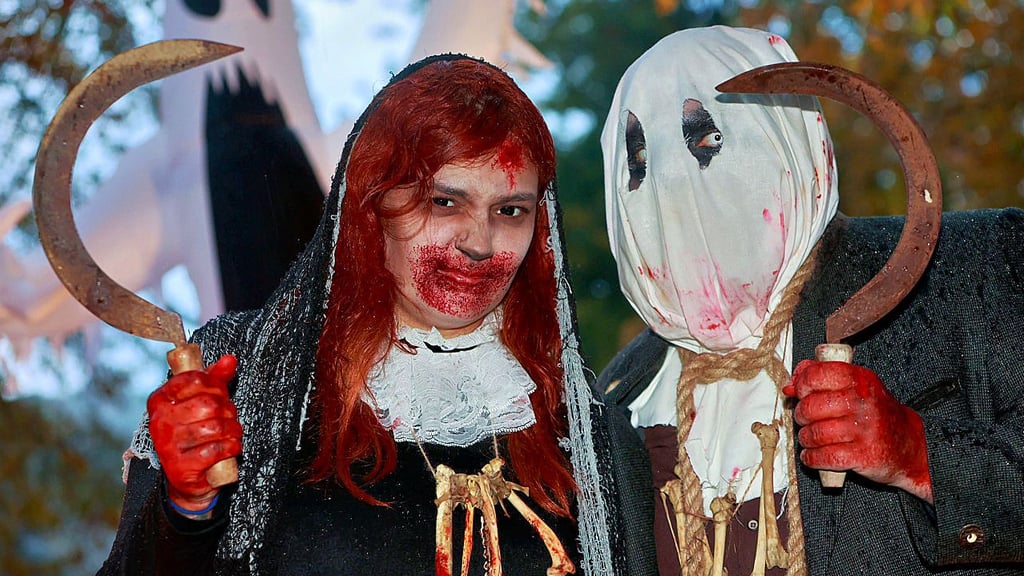 Mit blutverschmierten Händen und gruseligen Kostümen zeigen sich diese beiden beim Spektakel in Thale.