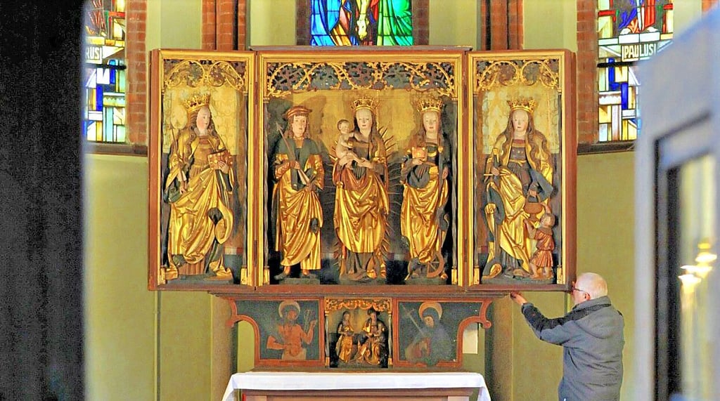 Der Altar der Kirche Friedersdorf erhält ein ausgefeiltes Beleuchtungskonzept. Am Reformationstag ist es erstmals zu erleben.