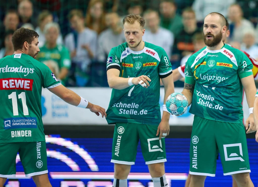Leipzigs Spieler Lukas Binder (l-r), Luca Witzke und Moritz Preuss stehen auf dem Feld.