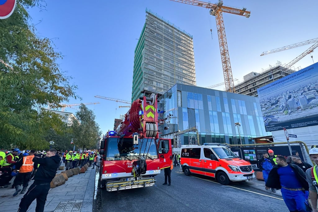 Laut Feuerwehr sind 60 Rettungskräfte am Unglücksort in der HafenCity im Einsatz.