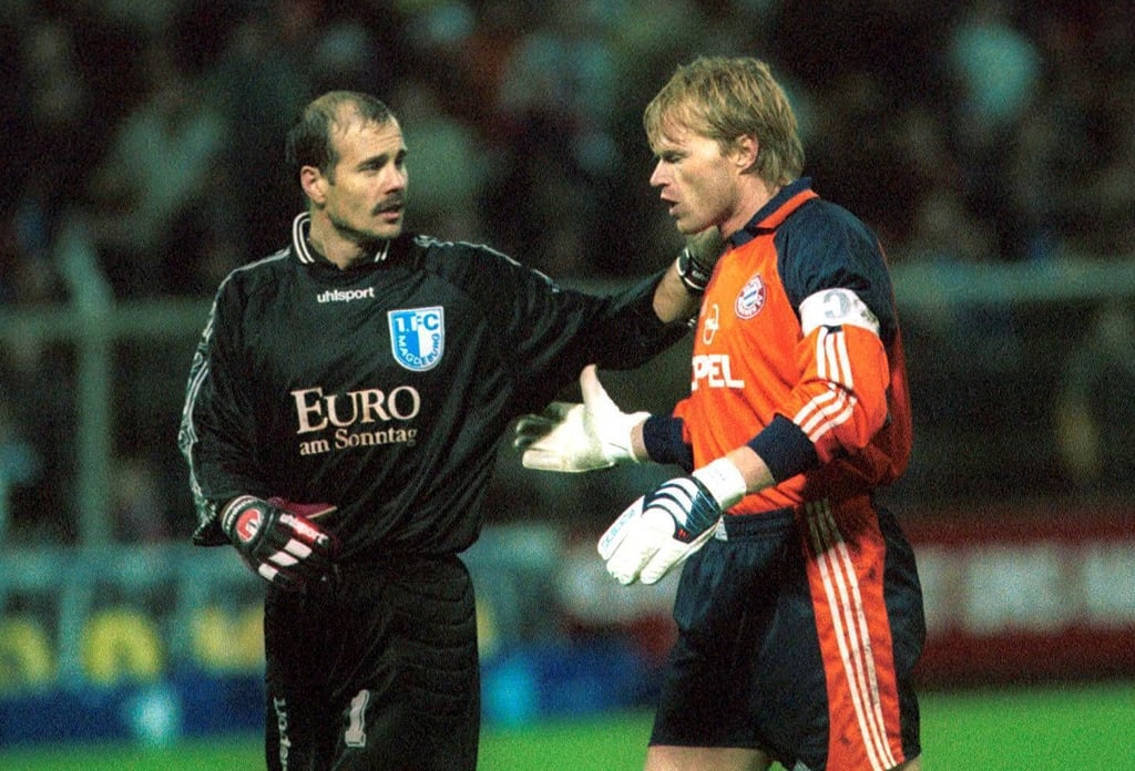 Held des Abend, 1. FC Magdeburg-Torwart Miroslav Dreszer (li.) im Austausch mit Bayern-München-Legende Oliver Kahn am 1. November 2000. Der FCM bezwang im DFB-Pokal die Münchener im Elfmeterschießen.