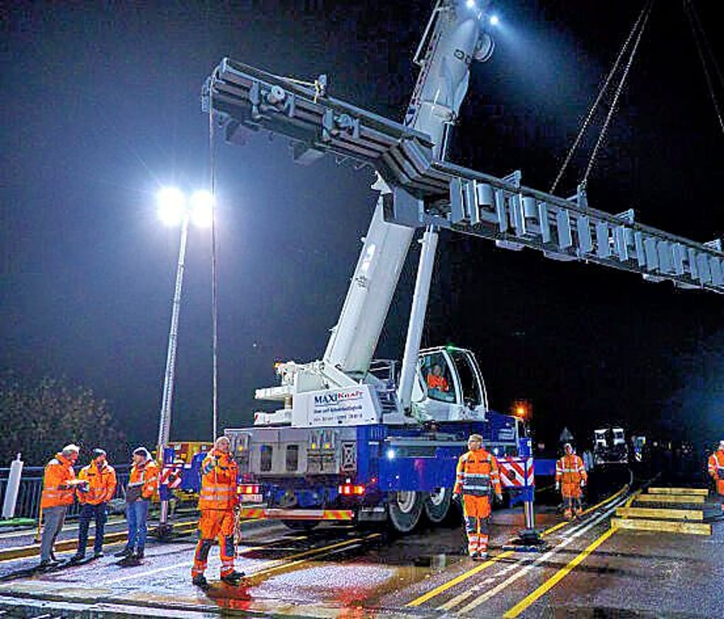 Der 9,5 t schwere Fahrbahnübergang am Haken des Krans. Die Panne an der Elbebrücke bei Roßlau beschäftigt immer noch viele Menschen.