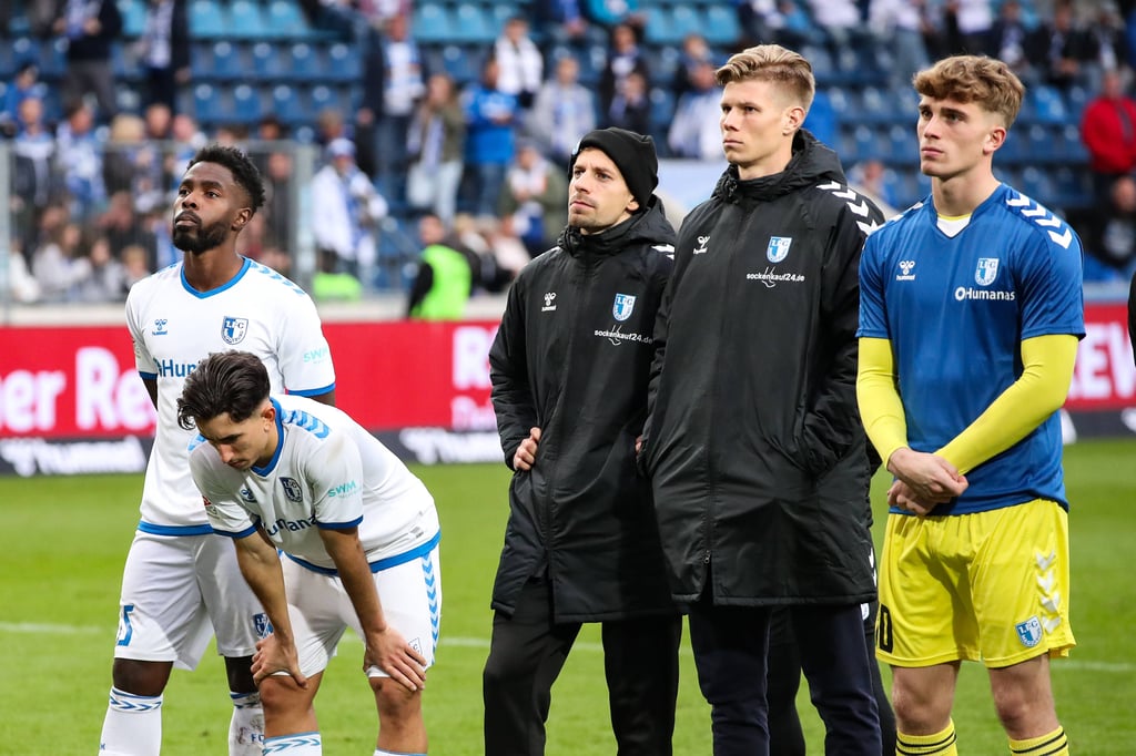 Die Spieler des 1. FC Magdeburg, sichtlich geknickt nach der 1:2-Heimpleite gegen den SV Elversberg.