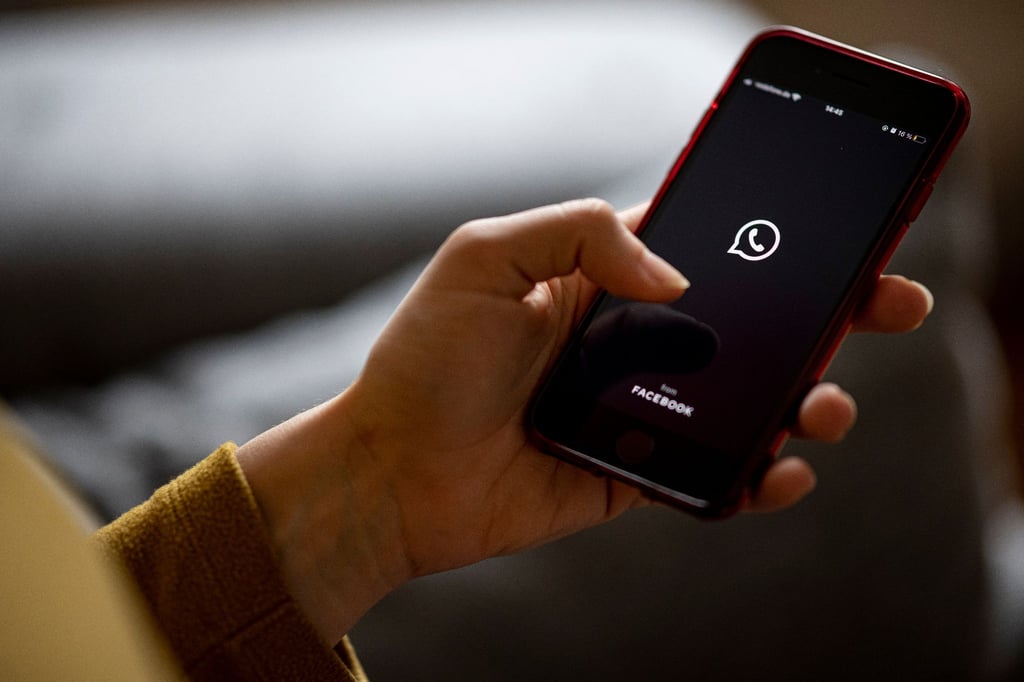 Wem viele fremde Fotos und Videos in der Smartphone-Galerie auffallen, sollte einmal die Chat-Einstellungen von Whatsapp checken.