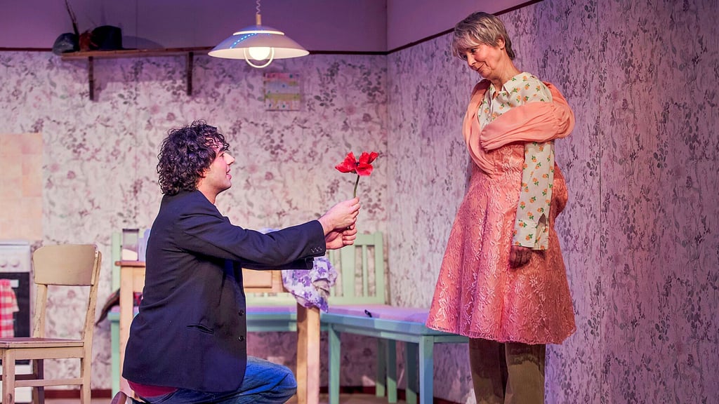 Lukas Franke ist als Enkel Balthasar und Kerstin Steinke als Oma Monika im neuen Theaterstück über Demenz am Theater der Altmark in Stendal zu erleben.