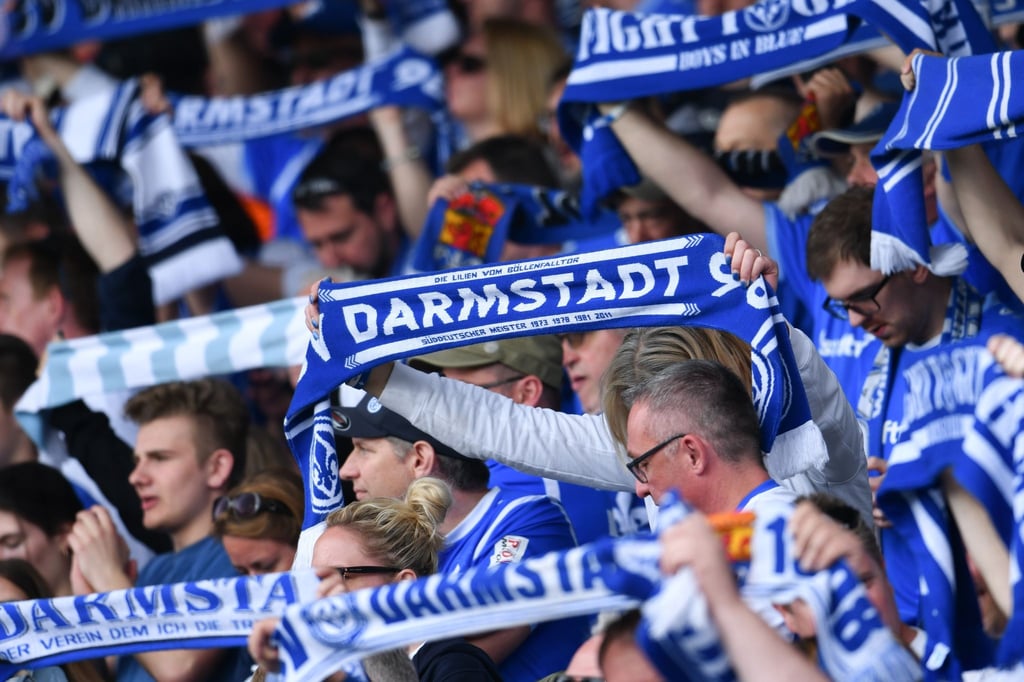 Der Aufstieg in die Fußball-Bundesliga hat den SV Darmstadt 98 in der Saison 2022/23 eine positive Bilanz gekostet.
