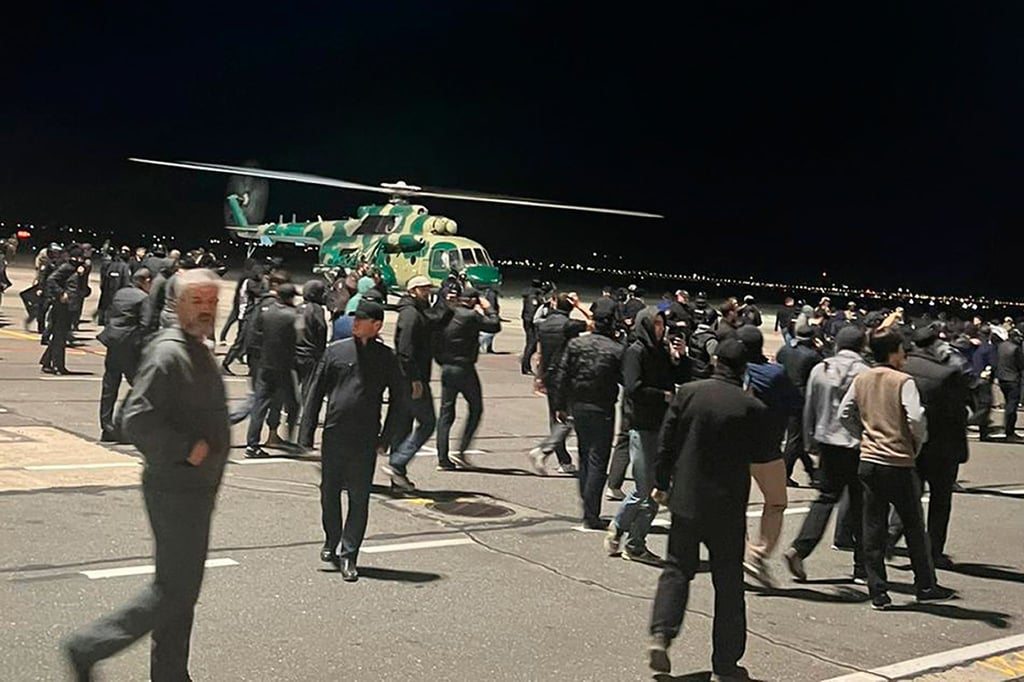In Machatschkala sind zahlreiche Menschen auf das Flugfeld gelaufen, weil dort eine Maschine aus Tel Aviv gelandet war.