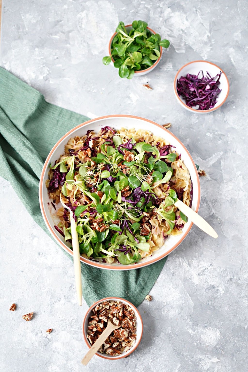 Über frische Pasta gerieben, ist die Pekanuss eine vegane Alternative zum Parmesan.