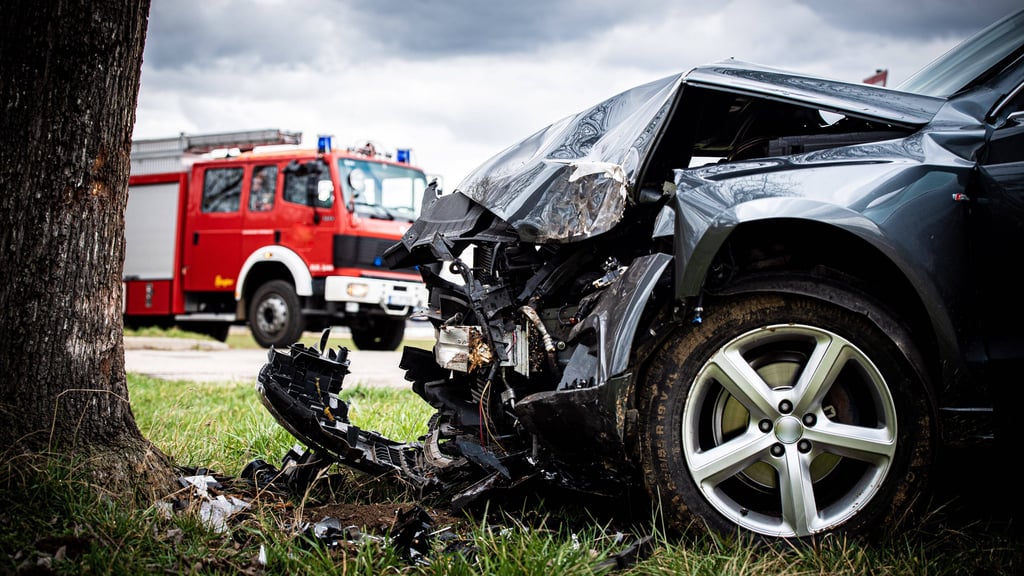 Bei Calvörde driftete eine Fahrerin von der Straße ab und rammte einen Baum. Sie musste danach schwerverletzt in das Krankenhaus eingeliefert werden.