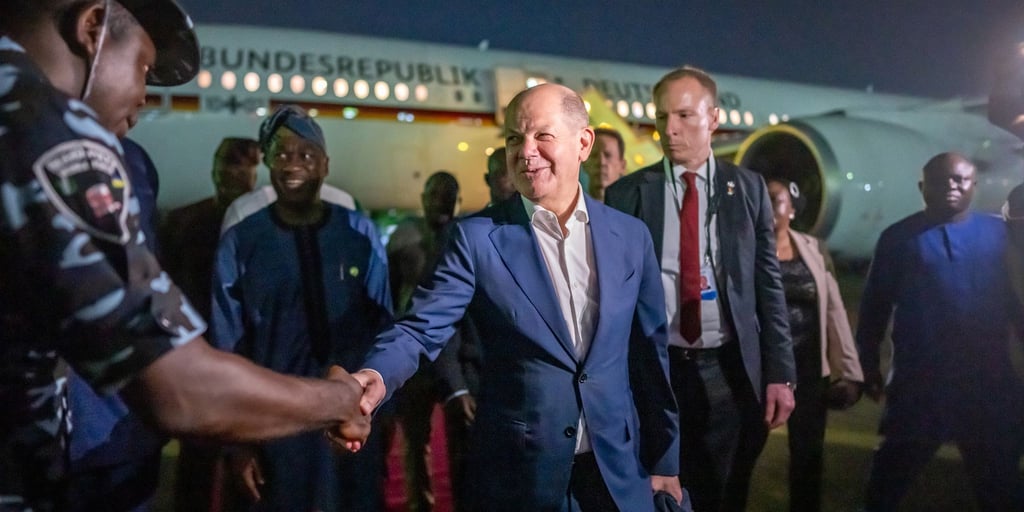 Bundeskanzler Olaf Scholz ist zu Gesprächen mit dem nigerianischen Präsidenten Bola Tinubu nach Lagos geflogen.
