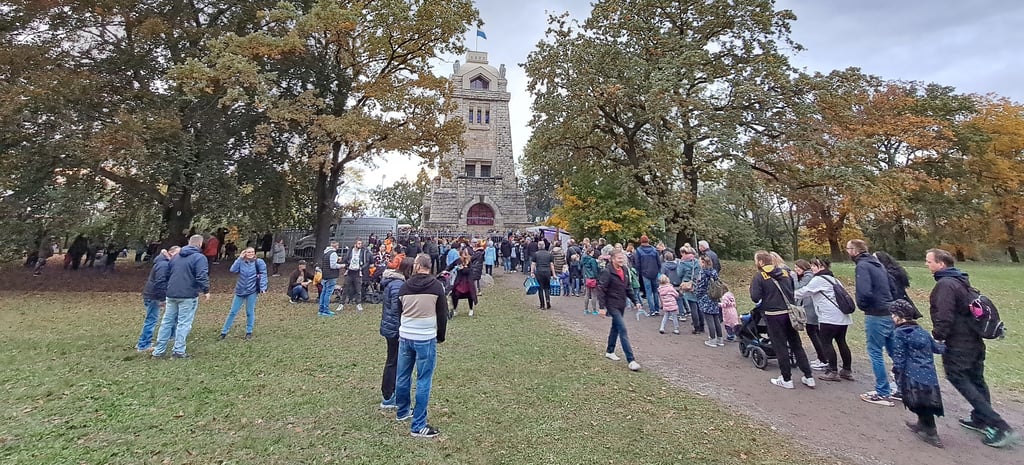 Weil das Areal unterhalb des Bismarckturms eingezäunt und damit begrenzt ist, hat sich am Sonnabend zwischenzeitlich eine lange Schlange gebildet. Eltern und Kinder warteten geduldig.