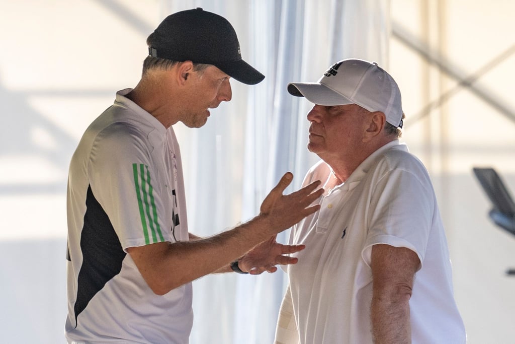 Bayern-Trainer Thomas Tuchel (l) bekam von Ehrenpräsident Uli Hoeneß ein Extralob.