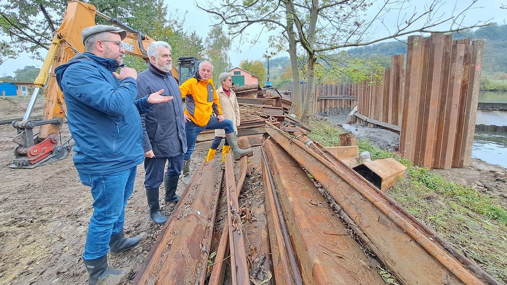 Flussbereichsleiter Thomas Keller (links) erklärt Umweltminister Armin Willingmann (SPD) die Baustelle an der Oeblitzschleuse. Auch dessen Parteikollege und Landtagsabgeordneter Rüdiger Erben sowie LHW-Direktorin Martina Große-Sudhues machten sich am Freitag ein Bild vor Ort.