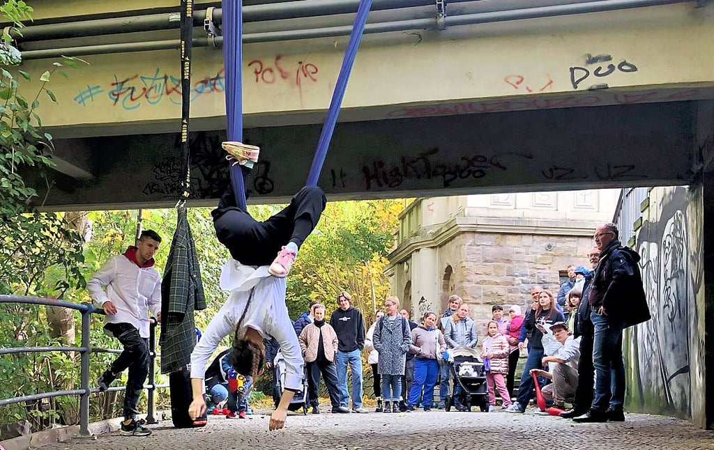 Bevor es hinab zur Infotafel ging, unterhielten Zirkus Upsala, historische Fakten zur Drahtseilbahn und ein Hindernisparcours die Besucher.