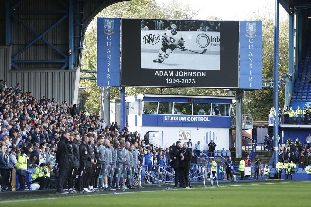 Auch beim Fußball-Spiel Sheffield Wednesday gegen Rotherham United wurde Eishockey-Profi Adam Johnson gedacht.