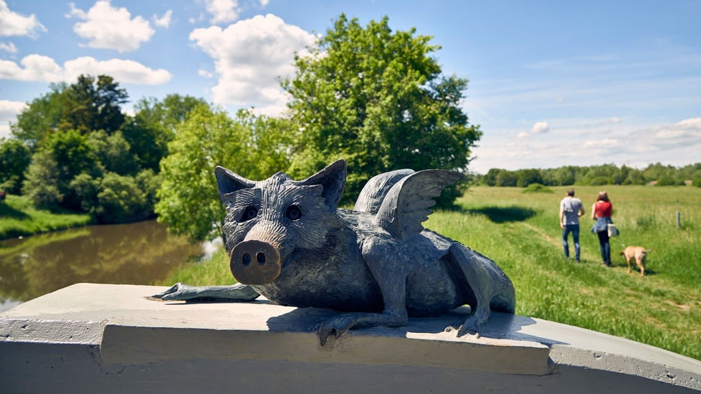 Auch die Bronzeplastik des „Frankfurter Grüngürteltieres“, eine Schöpfung des Zeichners und Dichters Robert Gernhardt, ist auf dem Rundwanderweg zu sehen.