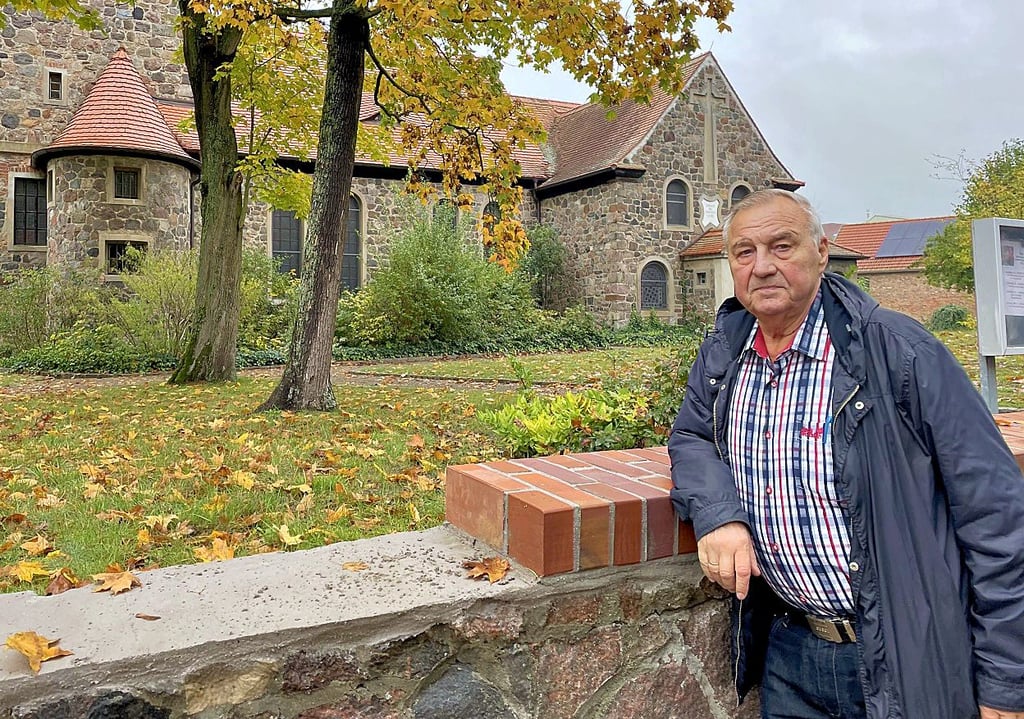 Siegfried Koch vom Förderverein Kader Kirchen an der Mauer, die bereits mit den passenden Klinkern versehen ist.
