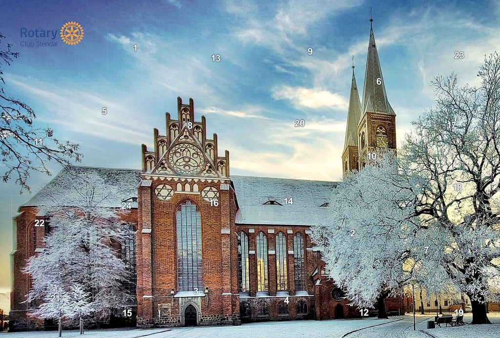 Blick auf den Stendaler Dom St. Nikolaus im Winter: Den Adventskalender 2023 des Rotary Clubs Stendal schmückt ein Fotomotiv von Gerhard Draschowski. Die Grafik hat VEB Bild aus Stendal angefertigt.