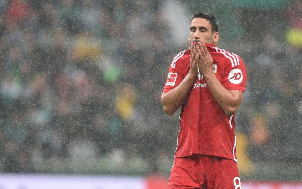 Unions Rani Khedira muss nach einer Roten Karte vom Platz.
