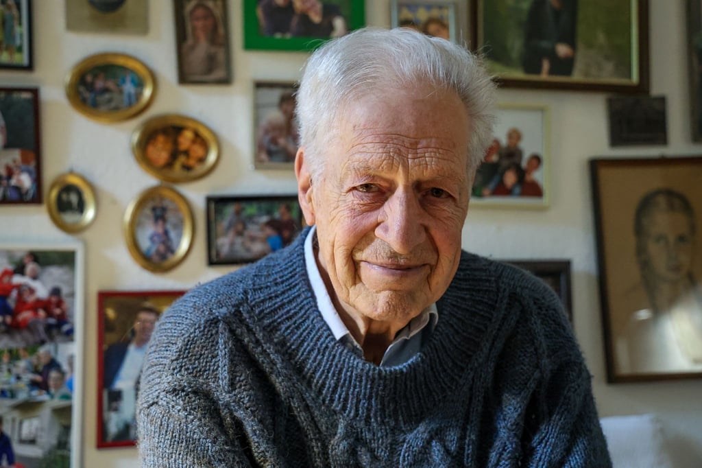 Henning Scherf (SPD), deutscher Politiker und Jurist, ehemaliger Präsident des Bremer Senats und Bürgermeister, posiert in seiner Wohnung in Bremen vor Fotos seiner Kinder und Enkel.