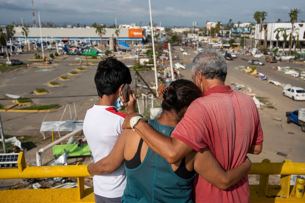 Anwohner betrachten die durch den Hurrikan „Otis“ verursachten Schäden im mexikanischen Acapulco.