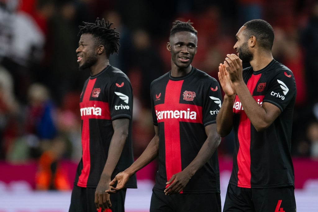 Die Leverkusener um Edmond Tapsoba, Odilon Kossounou und Jonathan Tah (l-r) sind derzeit gut in Form.