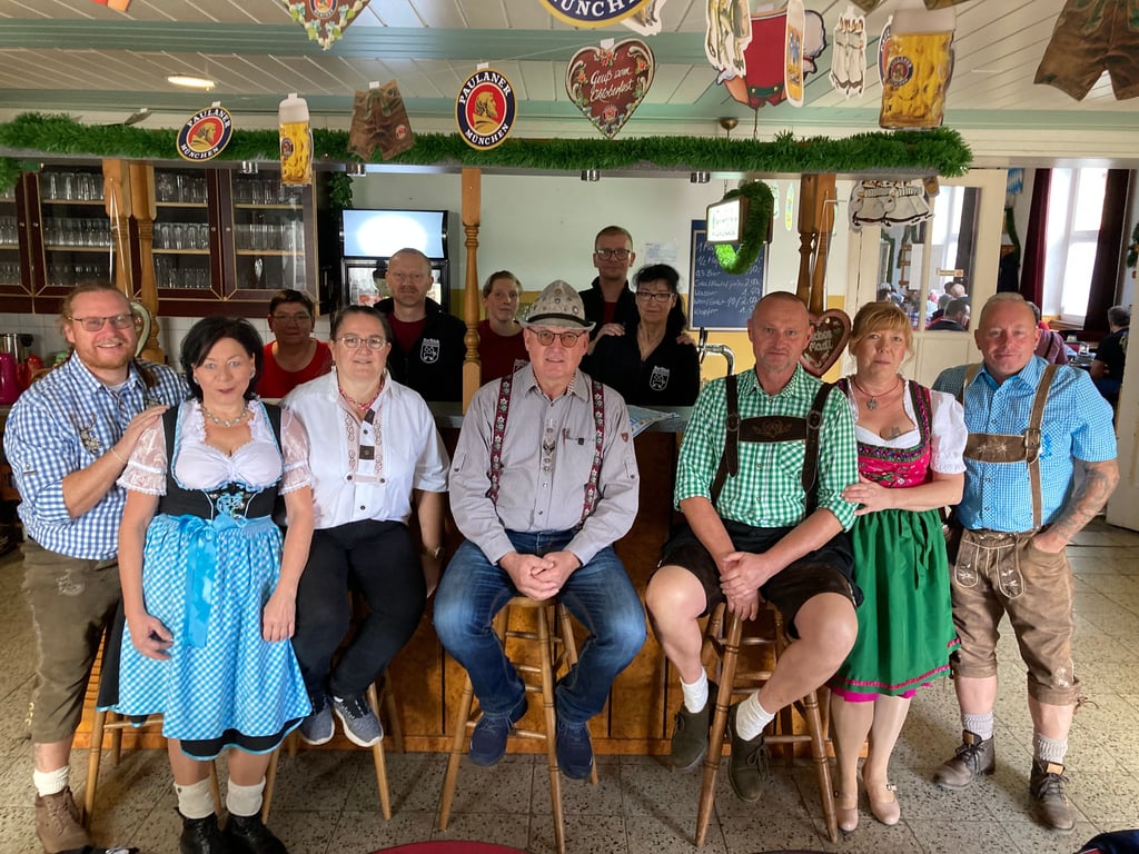 Hier haben sich Mitglieder vom Dorfklub Weißenschirmbach bei der „Herbstgaudi“, dem Oktoberfest, das der Verein jährlich ausrichtet, zu einem Gruppenfoto versammelt.