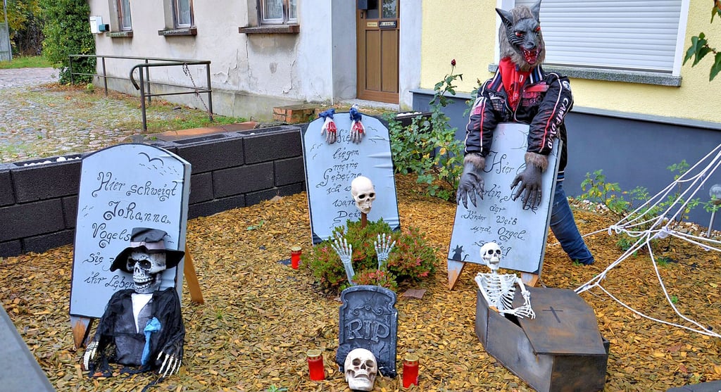 Halloween Gruseln in Zerbster Elbedorf Steutz Skelette und Zombies im