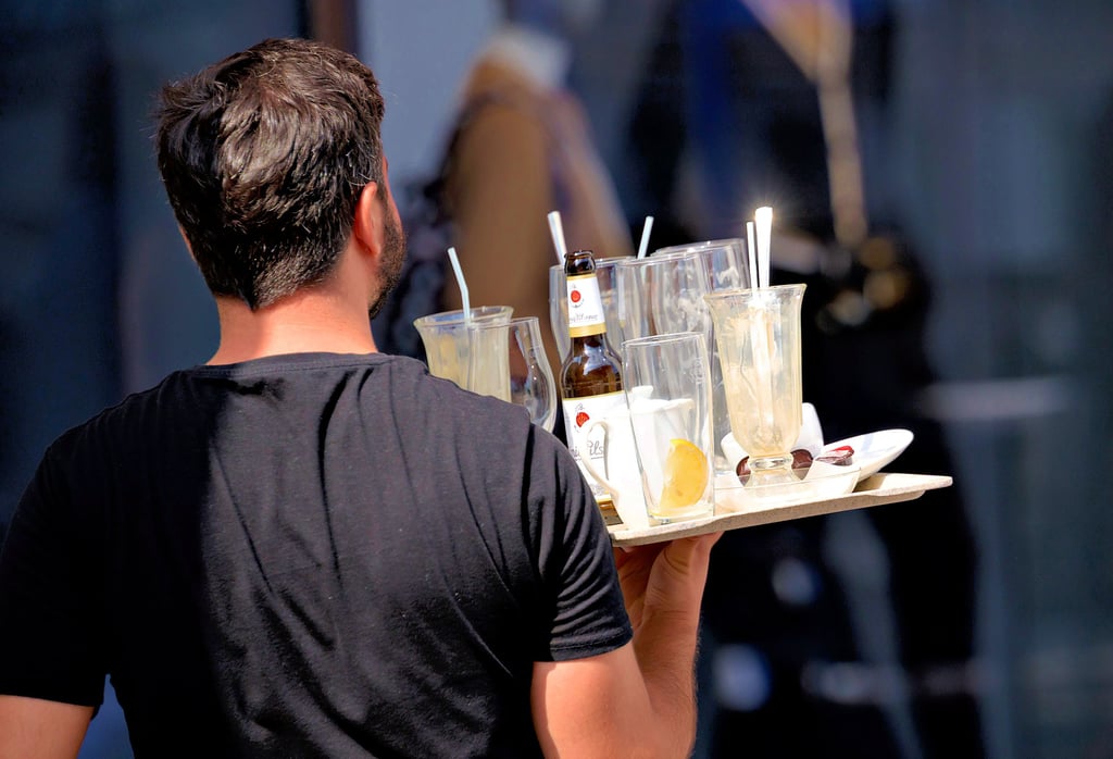 Einer Forderung der Gewerkschaft NGG nach 3.000-Euro-Bruttolohn für Berufsstarter erteilen die Gastronomen wegen zu hoher Kosten eine Absage.