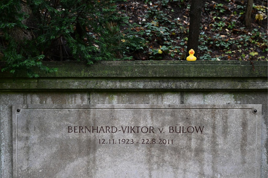 Die Grabstelle des Schauspielers Bernhard-Viktor von Bülow alias Loriot auf dem Waldfriedhof Heerstraße in Charlottenburg.