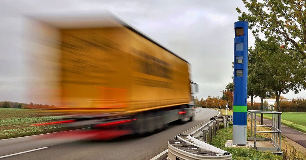 Ein Lastzug an einer Mautsäule an der Bundesstraße 86 zwischen Annarode und Siebigerode.