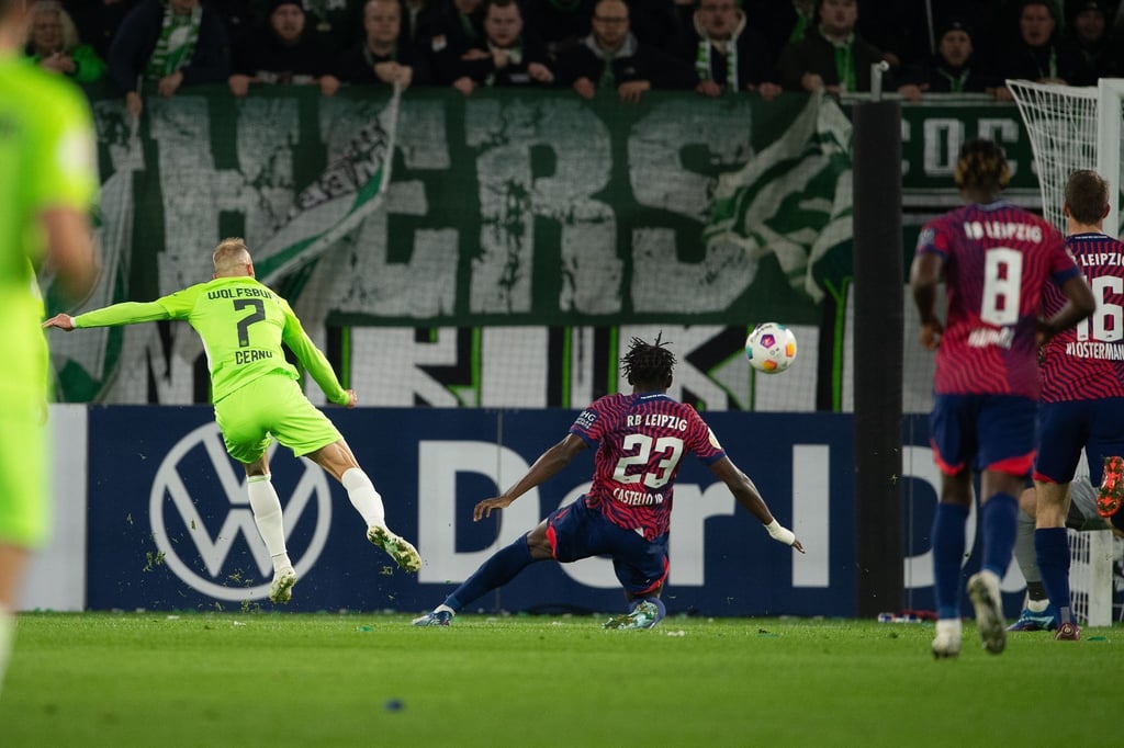 Wolfsburgs Vaclav Cerny (l) besiegelte das Aus von Titelverteidiger RB Leipzig.