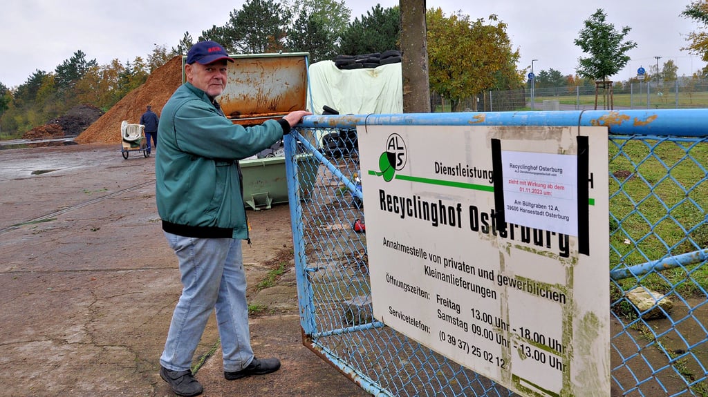 Udo Markus schließt das Tor zum alten Recyclinghof an der Ballerstedter Straße in Osterburg.