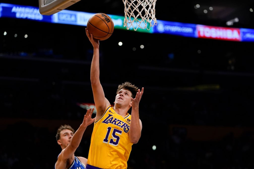 Franz Wagner (l) kommt gegen Lakers-Profi Austin Reaves zu spät.